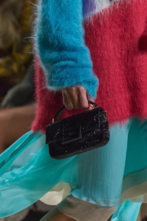 Fendi 2020, Resort 2023 Fashion, Fendi Runway, Resort 23, Resort 2023, Detail Photos, Handbag Heaven, Fendi Baguette, Avant Garde Fashion