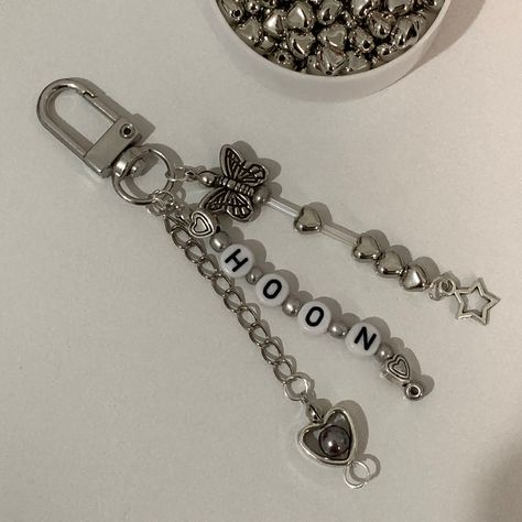 Aesthetic Keychain Kpop, Simple Beaded Keychains, Sunghoon Bracelet, Acubi Keychain, K Pop Keychain, Kpop Keychain Aesthetic, Enhypen Jewelry, Enhypen Bracelet, Grunge Keychain