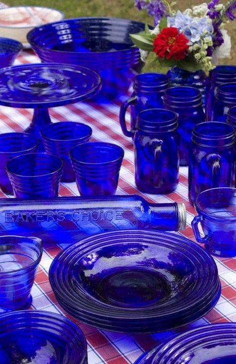 Cobalt Glassware, Im Blue, Blue Dishes, Blue Glassware, Vert Turquoise, Cobalt Glass, Color Images, Blue Home Decor, Blue Bottle