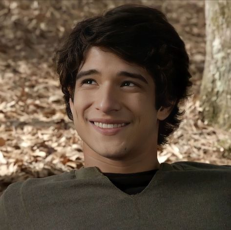 Tyler Garcia Posey, Tyler Posey Teen Wolf, Teen Wolf Scott, Teen Wolf Mtv, Crystal Reed, Tyler Posey, Scott Mccall, Chuck Bass, Under The Moon