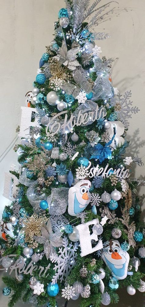 Frozen Inspired Christmas Tree, Frosty The Snow Man Christmas Tree, Frozen Theme Christmas Tree, Frozen Christmas Tree Ideas, Frozen Christmas Tree Decorations, Olaf Christmas Tree, Frosty The Snowman Christmas Tree, Frozen Christmas Decorations, Frozen Christmas Tree