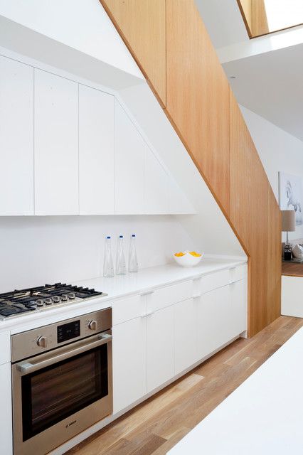 Kitchen Cabinets Under Stairs, Kitchen Under Stairs, Kitchenette Ideas, Basement Kitchenette, Model Dapur, Stairs In Kitchen, Interior Dapur, Eksterior Modern, White Kitchen Island