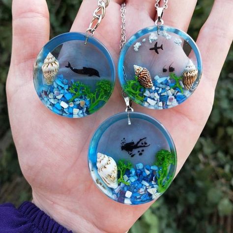 Resin Necklace Ideas, Resin Pendant Ideas, Resin Jewelry Ideas, Sea Resin, Diy Resin Jewelry, Epoxy Necklace, Necklace Planet, Resin Sea, Beach Resin