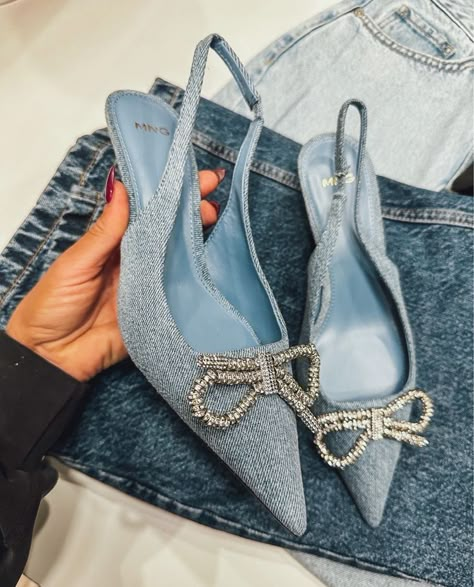 Mango has some amazing shoes right now! Loved these denim sling backs! Mango- shoe inspo- shoe finds- denim shoes- kitten heel Mango Heels, Amazon Accessories, Mango Shoes, Sling Back Shoes, Sling Back Heels, Kitten Heel Shoes, Shoes Ideas, Bow Pumps, Double Denim