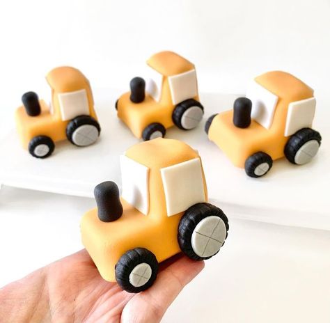 Fondant Tractor, Fondant Figures, Farm Shop, Sugar Paste, Cute Clay, Marzipan, Drawing For Kids, Wooden Toy Car, Cookie Decorating