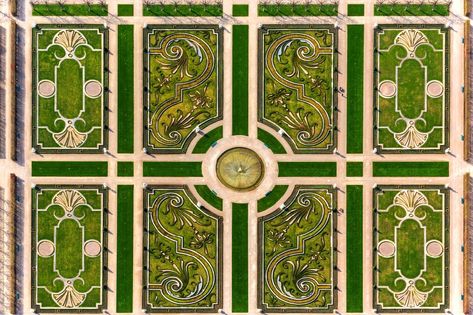 Roman Garden Design, Baroque Garden Plan, Baroque Garden, Classical Landscape, Designer Identity, Parterre Garden, French Landscape, Unique Bedroom Design, Garden Hedges