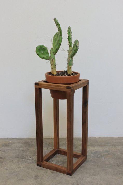 Norse House, Woodworking Cabinets, Modern Plant Stand, Wooden Planter, Wooden Plant Stands, Support Plante, Wood Plant Stand, Woodworking Joinery, Diy Plant Stand