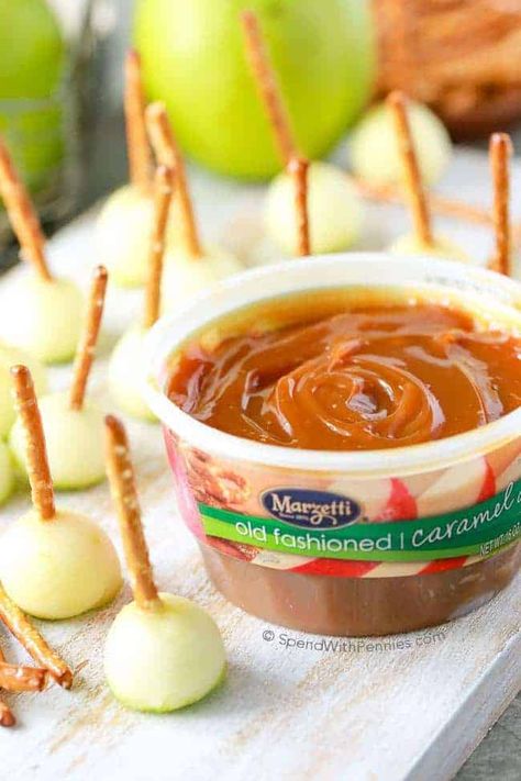 Mini Caramel Apple Dippers - Spend With Pennies Family Deserts, Caramel Apple Dippers, Apple Dippers, Pretzel Ideas, Mini Caramel Apples, Animal Snacks, Dessert Halloween, Pampered Chef Recipes, Easy Halloween Food