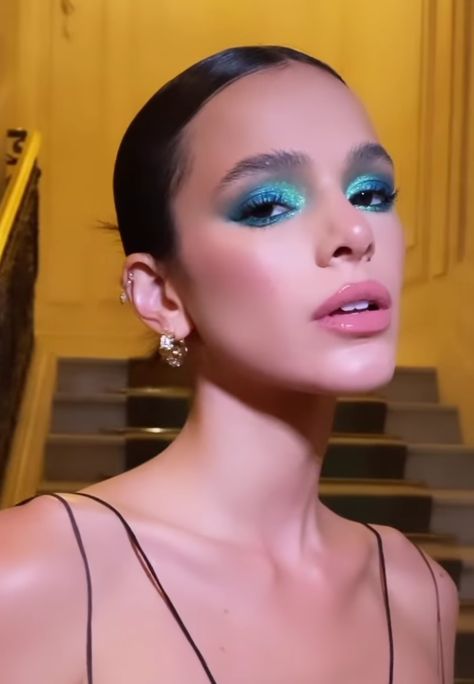 Makeup To Compliment Blue Dress, Teal Makeup Looks, Aquamarine Makeup, Blue Glam Makeup, Catwalk Makeup, Teal Makeup, Maquillage On Fleek, Face Glow, Unique Makeup