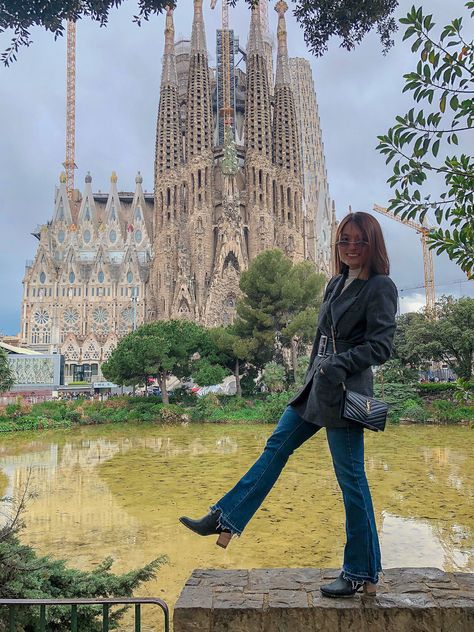 Barcelona Aesthetic Outfit Winter, Barcelona April Outfit, Barcelona Spain Outfits Winter, Barcelona Aesthetic Winter, Barcelona Pics Ideas, Outfit Barcellona, Sagrada Familia Photo Ideas, Barcelona Outfits Fall, Spain Outfits Winter