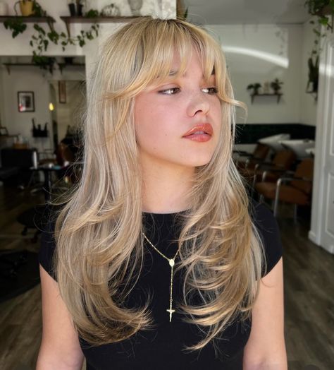 Glam Waves With Bangs, Mia Goth Haircut, 70s Hair Medium Length, Fluffy Bangs Long Hair, Shaggy Layered Haircuts Medium, 70s Haircut, Fairy Haircut, Blonde With Bangs, Aesthetic Pictures Wallpaper