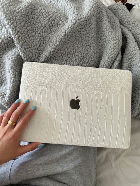 White Apple Mac Book laptop case Macbook Carrying Case, Crocodile Macbook Case, Macbook Cover Case, College Macbook, Luxurious Workspace, Clear Macbook Case, Macbook Case Aesthetic, Macbook Ideas, Macbook Air Accessories