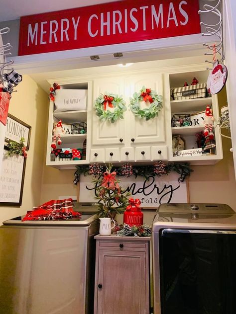 Christmas Laundry Room Decor, Christmas Laundry Room, Ideas Navideñas, Makeup Room, Farmhouse Christmas Decor, Laundry Room Decor, Teen Bedroom, Beauty Room