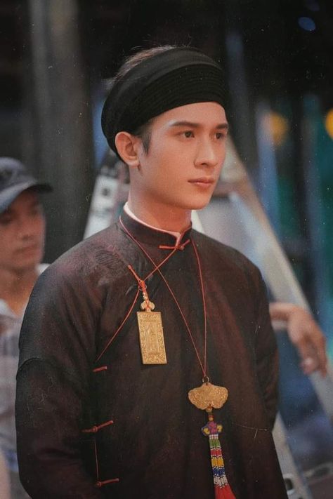 Traditional Vietnamese Clothing Men, Grandparent Photography, Grandparents Photography, Traditional Vietnamese Clothing, Vietnamese Traditional Clothing, Vietnamese Men, Vietnamese Clothing, Vietnamese Wedding, Ao Dai Vietnam