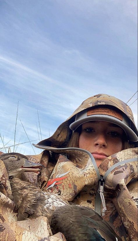 Hunting Selfies, Female Hunting Outfits, Couple Hunting Pictures, Girl Hunting Outfits, Country Best Friends, Cute Country Couples, Yee Yee, Hunting Pictures