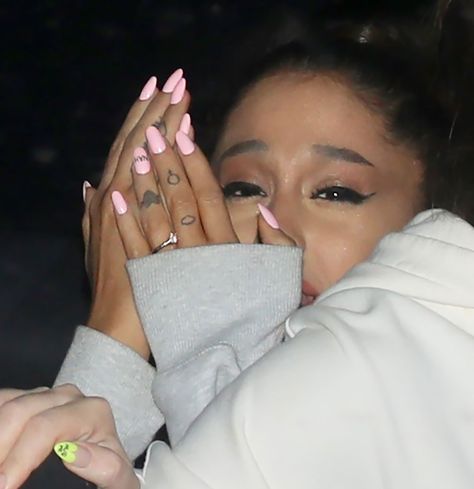 Ariana Grande Fake, Left Hand Tattoo, Ariana Grande Nails, Hand Tatto, Ariana Grande Tattoo, Ariana Grande News, Ariana Grande Songs, Celebrity Nails, Ariana Grande Outfits