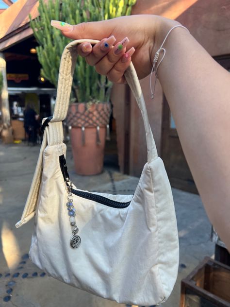 Baggu Mini Shoulder Bag, Baggu Reusable Bag, Small Tote Bag Outfit, Baggu Decorated, Baggu Shoulder Bag Outfit, Baggu Shoulder Bag, Small Bags Aesthetic, Small Bag Aesthetic, Baggu Bag Aesthetic