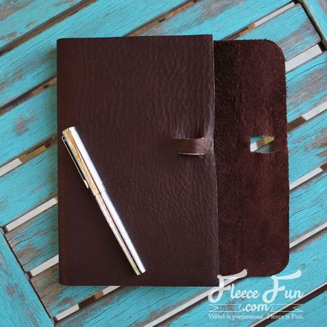 How to make a Leather Journal (handmade gift DIY) ♥️ Fleece Fun Diy Leather Journal Cover, Handmade Leather Notebook, Leather Bound Notebook, Leather Working Projects, Homemade Books, Diy Planner Notebook, Handmade Gifts For Men, Book Cover Diy, Handmade Gifts Diy