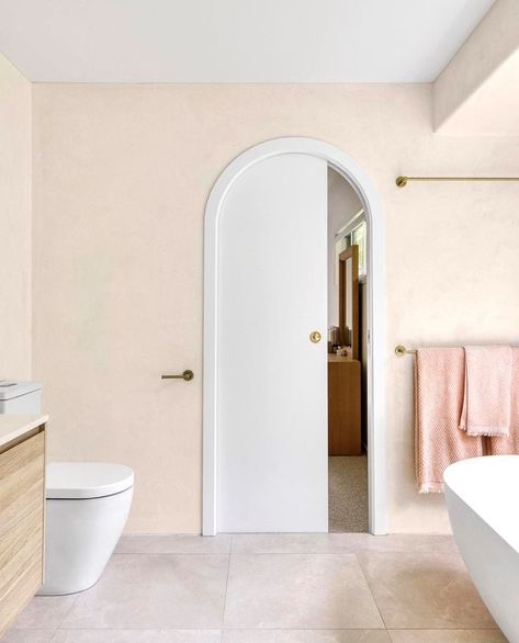 Sliding Door With Arch, Arch Sliding Door, Room Italy, Sliding Door Bathroom, Pocket Doors Bathroom, Arch Door, Sliding Pocket Doors, Arched Doors, Curved Walls