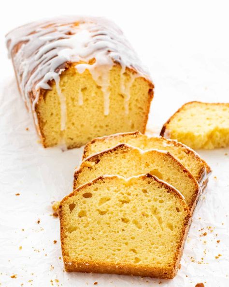 This Copycat Starbucks Lemon Loaf is so much better than the real thing, no more waking up early, skip the line and make this at home! #lemonbread #lemonloaf #starbucks #copycat #recipe Orange Drizzle Cake, Lemon Bread Recipes, Lemon Loaf Recipe, Starbucks Lemon Loaf, Starbucks Lemon, Lemon Icing, Lemon Bread, Drizzle Cake, Lemon Loaf