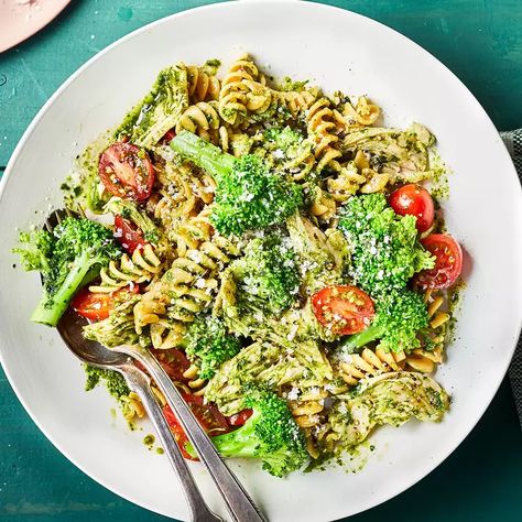 Turkey, Pesto & Broccoli Pasta Ground Turkey And Broccoli, Pasta With Ground Turkey, Turkey Pesto, Ground Turkey Pasta, Easy Pasta Recipe, Broccoli Pesto, Fusilli Pasta, Protein Pasta, Broccoli Pasta