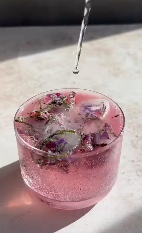 Tonic Mocktail, Blueberry Mocktail, Join Jules, Blueberry Juice, Summer Cocktail Recipes, Kitchen Home Decor, Pretty Drinks, Mocktail Recipe, Non Alcoholic Drinks