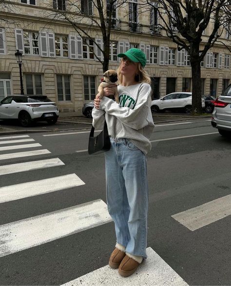 Casual Hat Outfit, Outfits With Baseball Cap, Green Hat Outfit, Baseball Cap Outfit, Cap Outfit, Green Hat, Outfits With Hats, Comfy Fashion, Looks Style