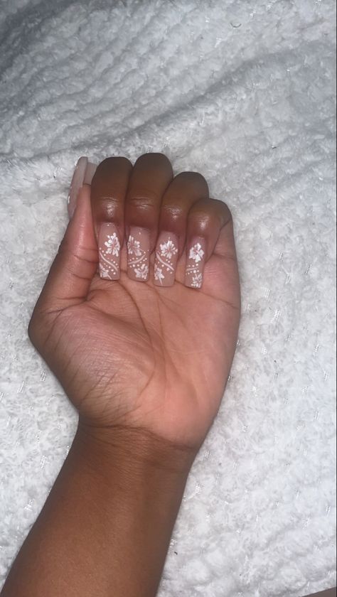 Nails With Hibiscus Flower Design, Nails For Dominican Republic, Plumeria Flower Nails, White Hibiscus Flower Nails, White Hawaiian Nails, Aloha Nails Hawaiian Flowers, Cute Hawaiian Nails, Hibiscus Flower Nails Square, Polynesian Nails