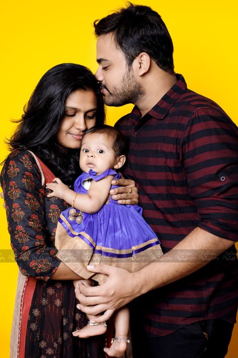 Baby Shoot With Parents, Family Portrait Poses For 3, 1 Year Baby Photo Shoot, Family Portrait Photography Poses, Rice Ceremony, Twin Baby Photos, Couples Candid Photography, Parents Photography, Birthday Poses