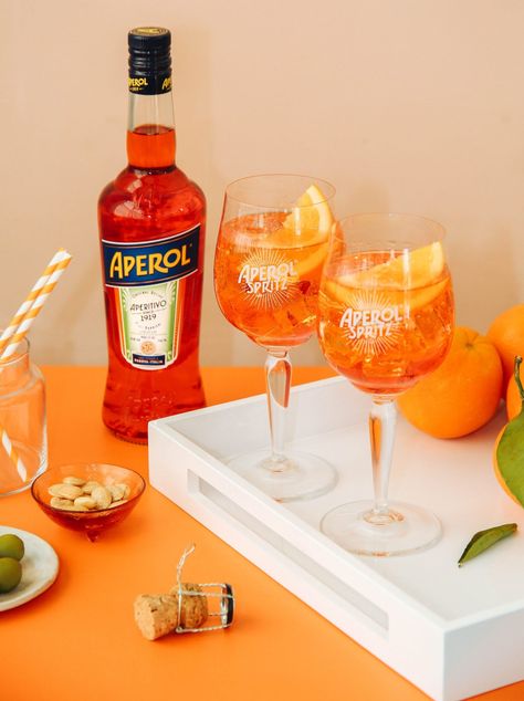 Best Aperol Spritz Recipe Italian Cocktail Recipes, Italian Spritz, Aperol Spritz Recipe, Fizz Cocktail, Spritz Recipe, Italian Cocktails, Stanley Tucci, Alcohol Drink Recipes, Halloween Food For Party