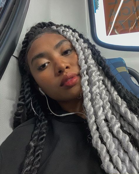 3,247 curtidas, 20 comentários - Gabi Lima (@gabriellalimav) no Instagram: “E vamos de foto no busão 😚✌🏾 . . . #boxbraidshairstyles #boxbraids #boxbraidsbrasil” Overnight Braids, Yarn Twist, Braid Inspiration, Braided Cornrow Hairstyles, Pretty Braided Hairstyles, Braids With Curls, Natural Hair Braids, Cornrow Hairstyles, African Braids Hairstyles