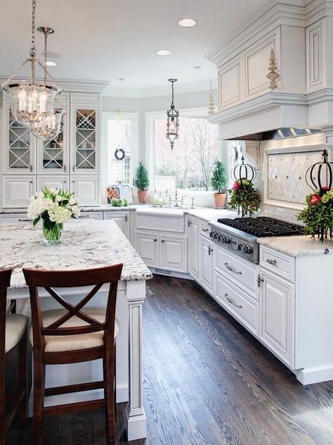 Pinterest recently shared its most popular home pins with Tech Insider, and the results are fascinating. Classic interiors that blend clean color palettes with cozy accents prove to be the winning formula. White Transitional Kitchen, White Kitchen Traditional, Rental Friendly, Design Hacks, Kabinet Dapur, Beautiful Kitchen Designs, Classic Kitchen, Timeless Decor, Transitional Kitchen