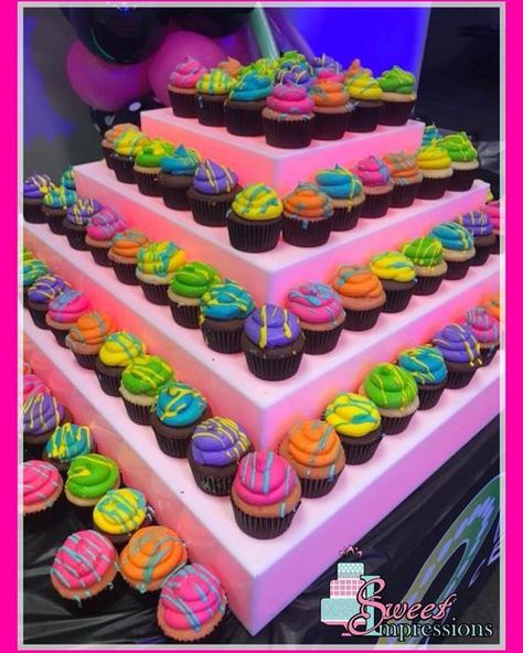 Neon Glow Cupcakes, Glow In The Dark Cupcakes Neon, Neon Party Desserts, Rave Birthday Cake, Glow Party Desserts, Rave Cupcakes, Neon Dessert Table, Glow Party Cupcake Ideas, Glow Birthday Party Cake