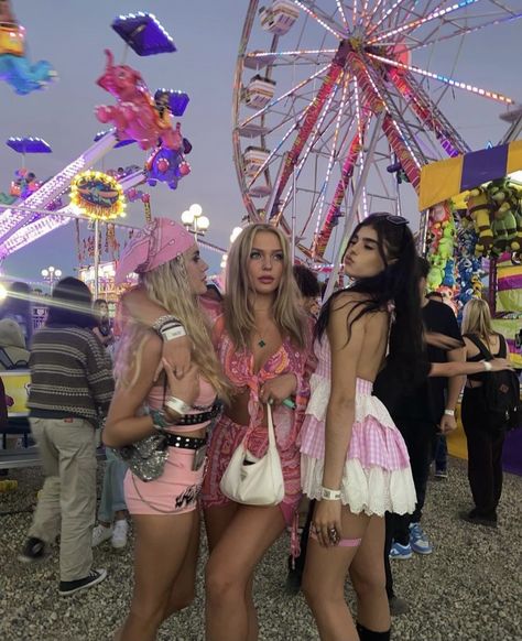 Funfair Outfit Ideas, Cute Fair Insta Pics, Theme Park Pics With Friends, Preppy 2022, Best Friend Carnival Pictures, Amusement Park With Friends Aesthetic, Ferris Wheel Pictures Friends, Carnival Pics, Carnival Photo Shoots