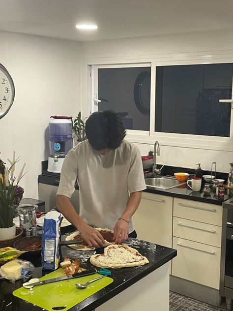 teenagers, couple, valentines day, pizza, kitchen Cooking Date Couple, Kitchen Couple Aesthetic, Pizza Making Date, Baking Couple, Pizza Couples, Aesthetic Decoration Ideas, Pizza Date, Valentines Baking, Living Room Aesthetic