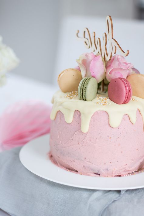 Geburtstagstorte mit Rosen und Makronen - Mother's Finest Macarons Recipe Easy, Small Bakery, Birthday Cake With Flowers, Macaron Recipe, Birthday Cake Decorating, Cute Desserts, Cake Decorating Tips, Cakepops, I Did It