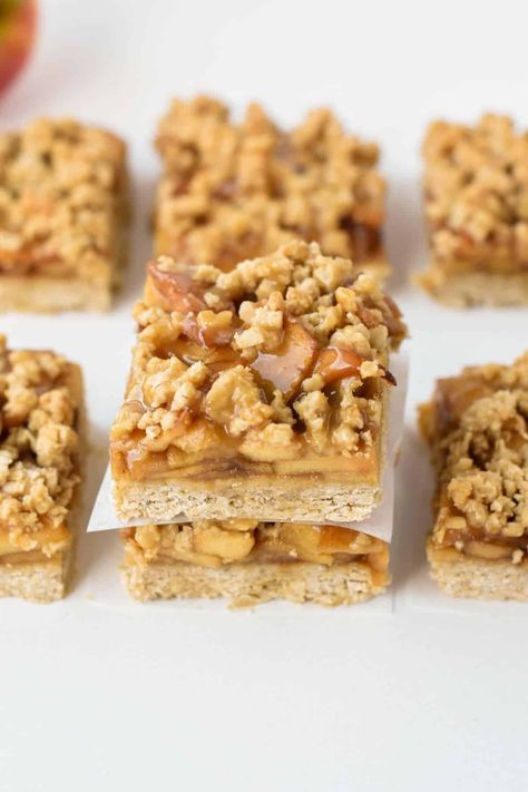 Healthy Apple Pie Bars with Salted Peanut Butter Caramel, Vegan, Refined sugar free, Easy gluten free apple oatmeal bars for breakfast or dessert Healthy Apple Pie Oatmeal, Blueberry Breakfast Bars, Healthy Apple Crumble, Healthy Apple Pie, Peanut Butter Caramel, Vegan Apple Pie, Gluten Free Apple, Oatmeal Breakfast Bars, Cinnamon Breakfast