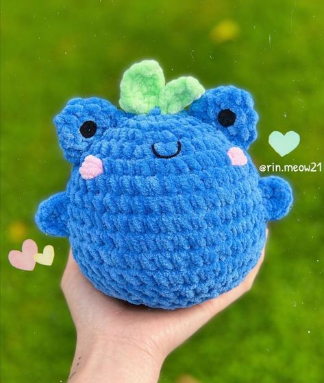 Plushies Crochet, Amigurumi Plushies, Crochet Frog, Plushie Patterns, Kawaii Crochet, Crochet Fashion Patterns, Fun Crochet Projects, Scarf Knitting Patterns, Update Your Wardrobe