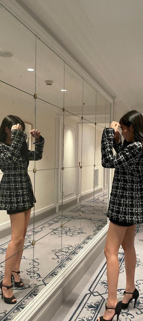 Jennie Kim Chanel Outfit, Chanel Jacket Outfit, Jennie Kim Chanel, Chanel Jennie, Blackpink Wallpapers, Madison Beer Style, Jennie Chanel, Jennie Wallpaper, Blackpink Outfits