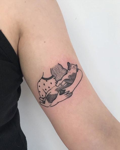 https://res.cloudinary.com/weloveinkt/q_85,c_scale,dpr_auto,f_auto,w_600/Bee%20Amour/cat-laying-in-arms-tattoo Cat In A Box Tattoo, Cat Laying Down Tattoo, Sleeping Cat Tattoo, Bed Tattoo, Tatoo Inspiration, Choppy Bob Hairstyles, Choppy Bob, Girl Things, Cat Sleeping