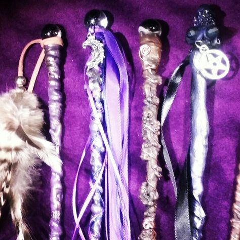 Witchy Wizard Wands-process video to follow Wand Making Diy, Wire Wand Diy, Diy Magic Wand Fairies, Crystal Wand Diy, How To Make Wands, Diy Magic Wand, Wands Diy, Wand Ideas, Clay Pens