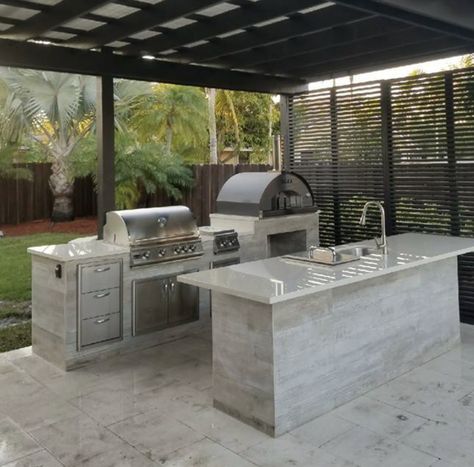 Outdoor Kitchen With Pergola Modern, Pergola With Kitchen Grill Area, Backyard Bbq Ideas Layout Grill Area, Barbque Ideas Backyard, Backyard Patio Designs Kitchen, Outdoor Kitchen With Bar Seating, Outdoor Kitchen And Bar, Rooftop Patio Design, Living Room Cozy