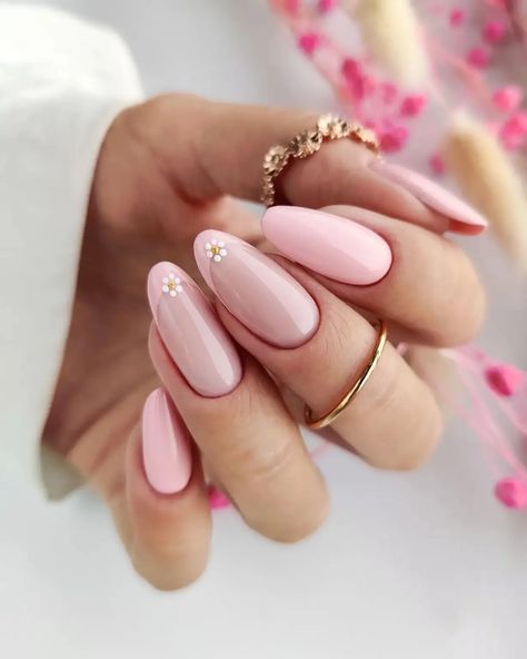 Spring Almond Nails Pastel 2024: Unveiling the Season's Chicest Trends - divagaze.com Cute Summer Gel Nails, Almond Nails Pastel, Spring Almond Nails, Nails Pastel, Gel Manicures, Summer Gel Nails, Elegant Nail Designs, Golden Design, Almond Nail