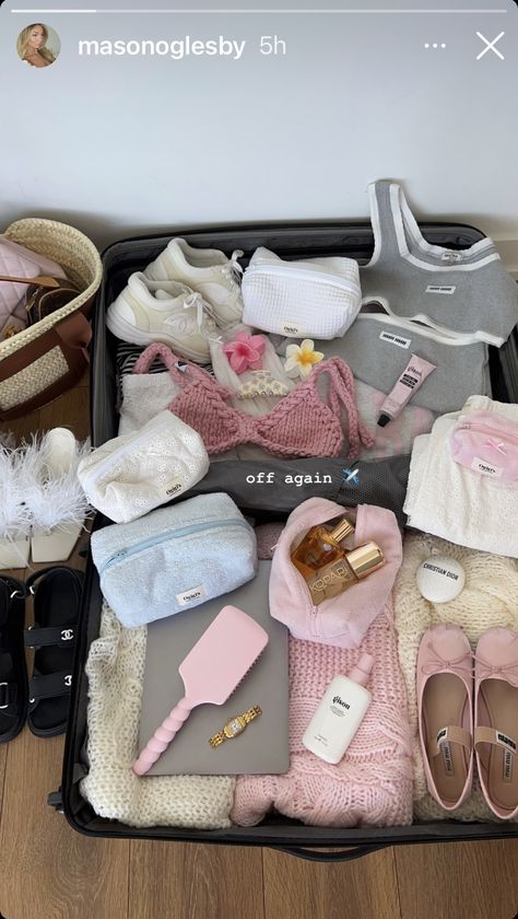 Luggage Packing Aesthetic, Subliminal Messages, Cute Suitcases, Travel Bag Essentials, Travel Picture Ideas, Inside My Bag, Pink Life, Suitcase Packing, Holiday Summer