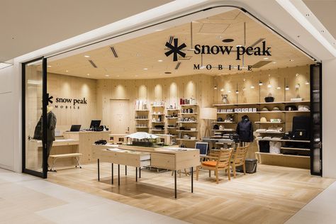 J Crew Store Interior, Mobile House, Camping Store, Retail Store Interior Design, Store Design Boutique, Camping Storage, Retail Store Interior, Snow Peak, Cafe Interior Design