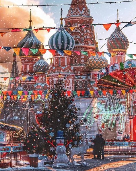 Discover Vacations 🌎✈️️ on Instagram: “Who is excited for Christmas? 🎄🎁 Beautiful Moscow 😍 Cc: @anna2011super” Anastasia Aesthetic, Love On The Beach, Russia Aesthetic, Berlin Palace, Russian Christmas, St Basil's, Russia Travel, Christmas Around The World, Merry Christmas Everyone