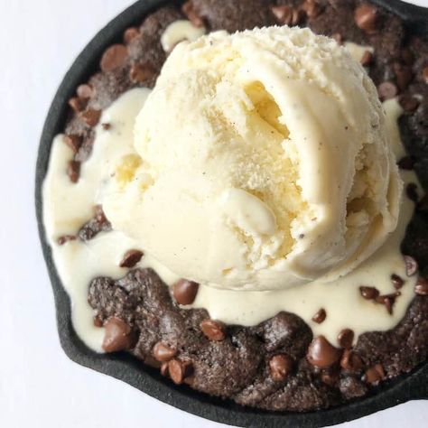 Brownie Skillet, Skillet Brownie, Salted Caramel Cookies, Mini Brownies, Easy Dessert Recipes, Caramel Cookies, Baked Chips, Semi Sweet Chocolate Chips, Chocolate Chip Oatmeal