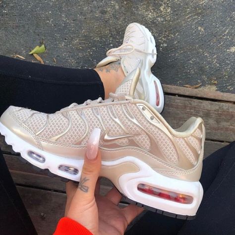 Tns Nike, Air Max Plus Tn, White Nike Shoes, Nike Shoes Girls, Nike Tn, Kicks Shoes, Cute Sneakers, Fresh Shoes, Nike Air Max Plus