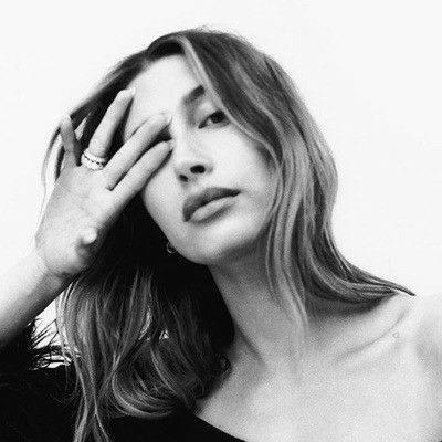 Hailey Bieber Icons, Icons Black And White, Golden Brunette, Pink Aura, Living Dolls, Girl Inspiration, Hailey Baldwin, Black N White, Hailey Bieber