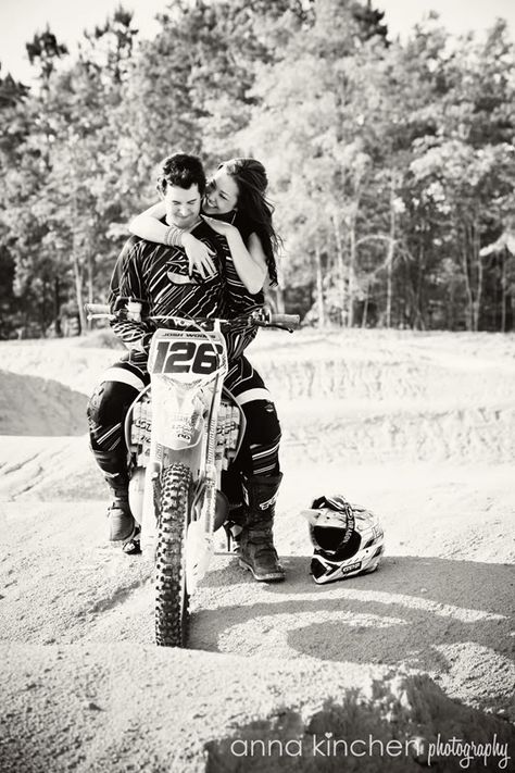 Motocross Wedding, Dirt Bike Couple, Motocross Couple, Bike Couple, Motorcycle Couple, Motocross Love, Pit Bike, Photo Couple, Senior Pics